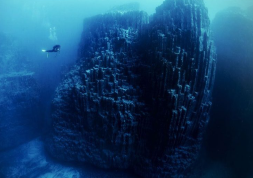 Bucear en La Catedral, un templo volcánico bajo el mar